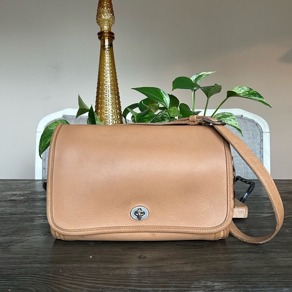 Coach Handbags - Coach VTG Ridgefield Tan Glove Tanned Leather Turn Lock Flap Bag!